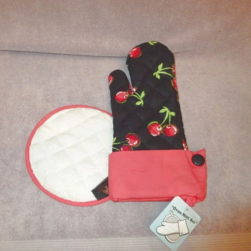 Cherry Print Quilted Oven Mitt Pot Holders Set Of 2 Trivet Hot Pad Tradwife NWT